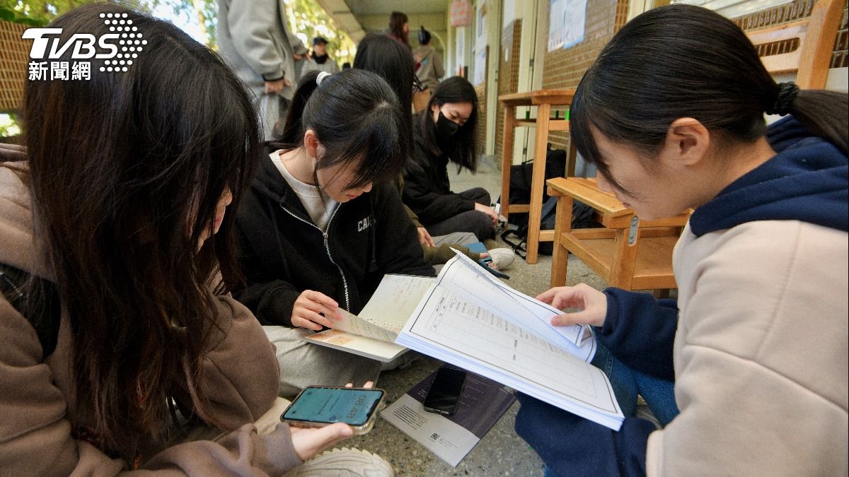 考生們坐在地上做考前的最後衝刺。(圖/記者胡瑞麒攝)