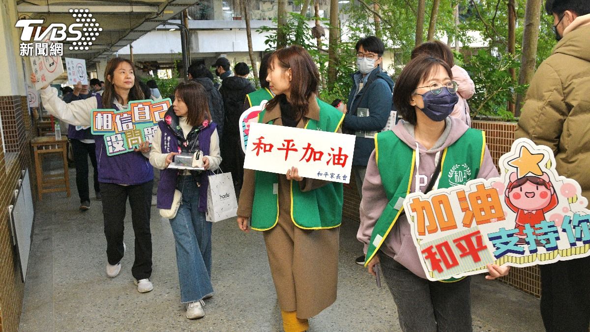 家長應援團為考生加油。（圖／記者胡瑞麒攝）