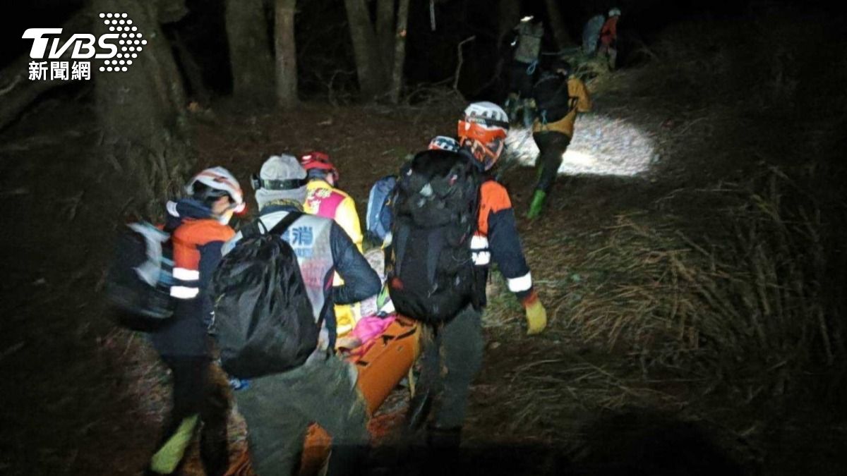 婦登屏風山「墜12米深邊坡」頭濺血　警消頂-1℃徒步搬運救援