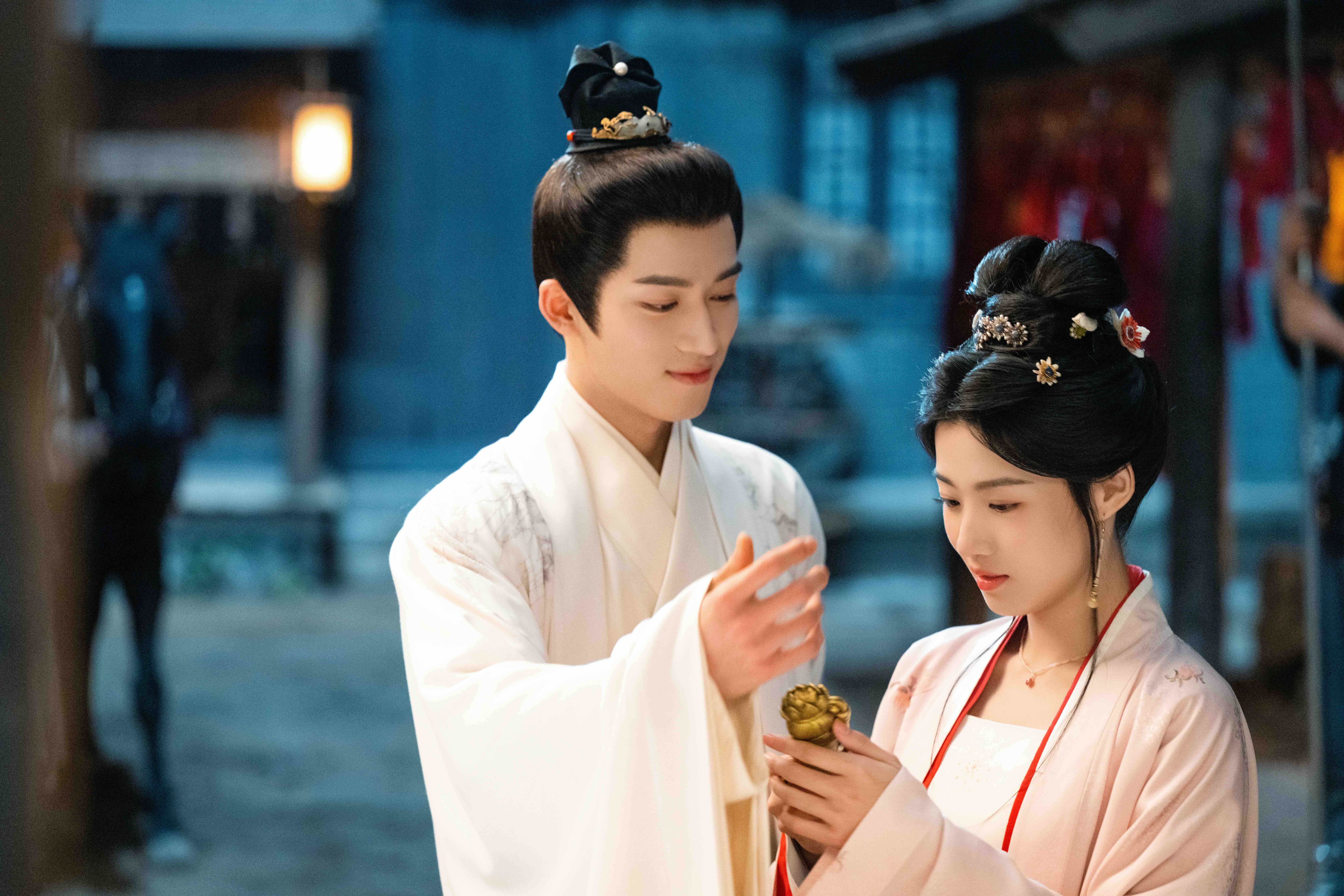 三娘盧昱曉(右)和京城地主王星越爭鋒相對燃出愛火。(圖/Netflix提供)
