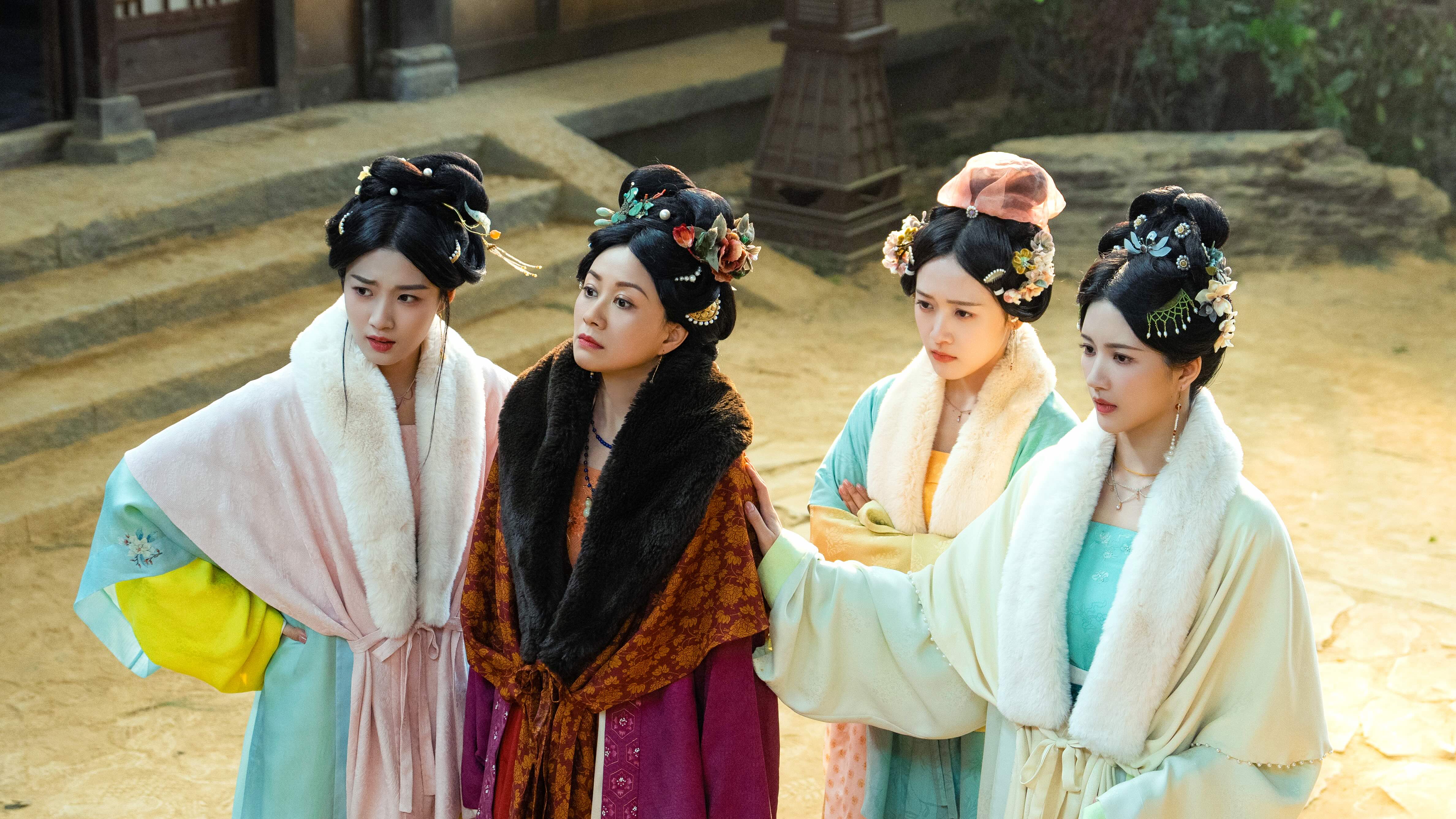 倪虹潔(左二)領五個女兒開張茶樓「四福齋」。(圖/Netflix提供)