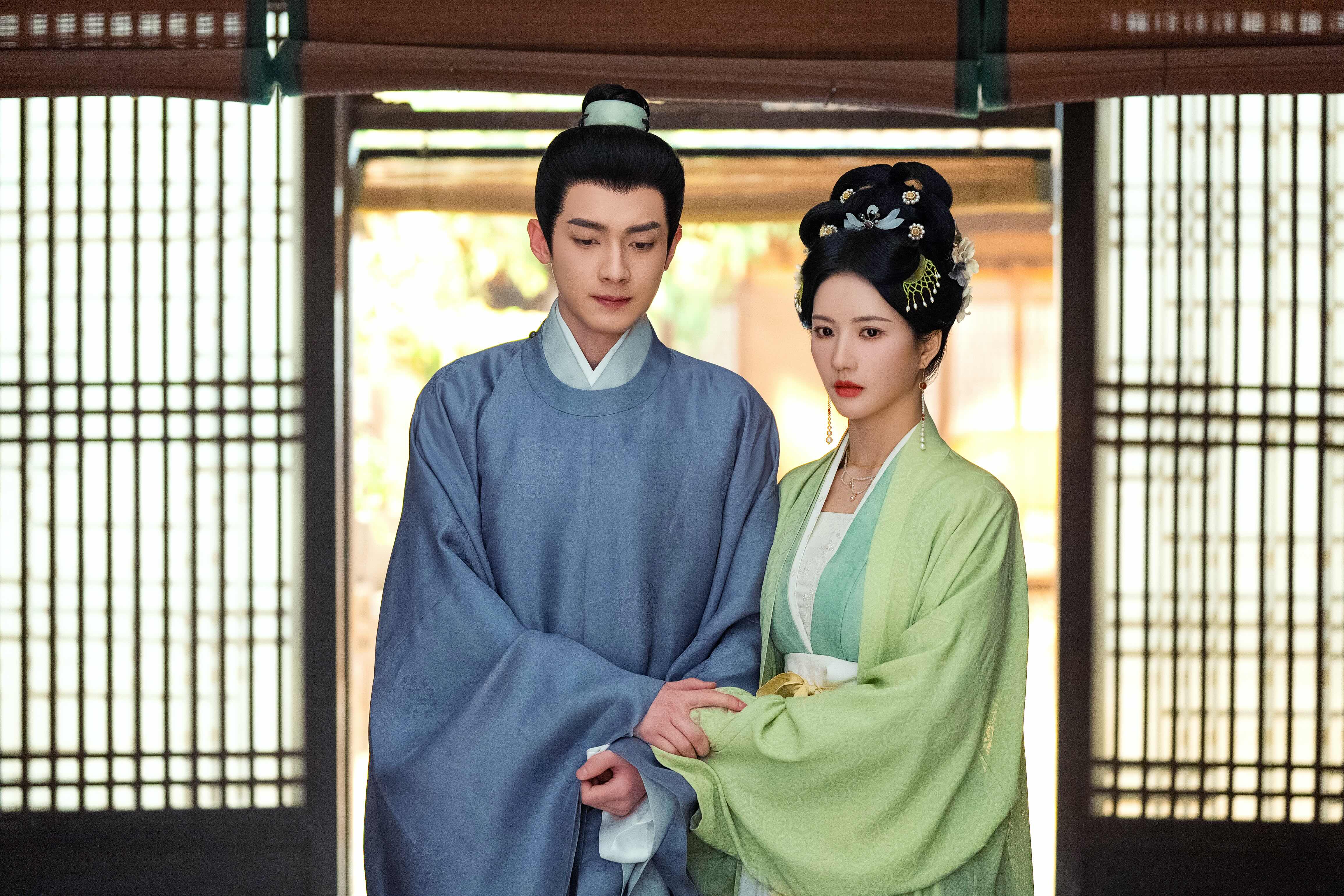 劉些寧（右）在《五福臨門》演出大娘「壽華」。（圖／Netflix提供）