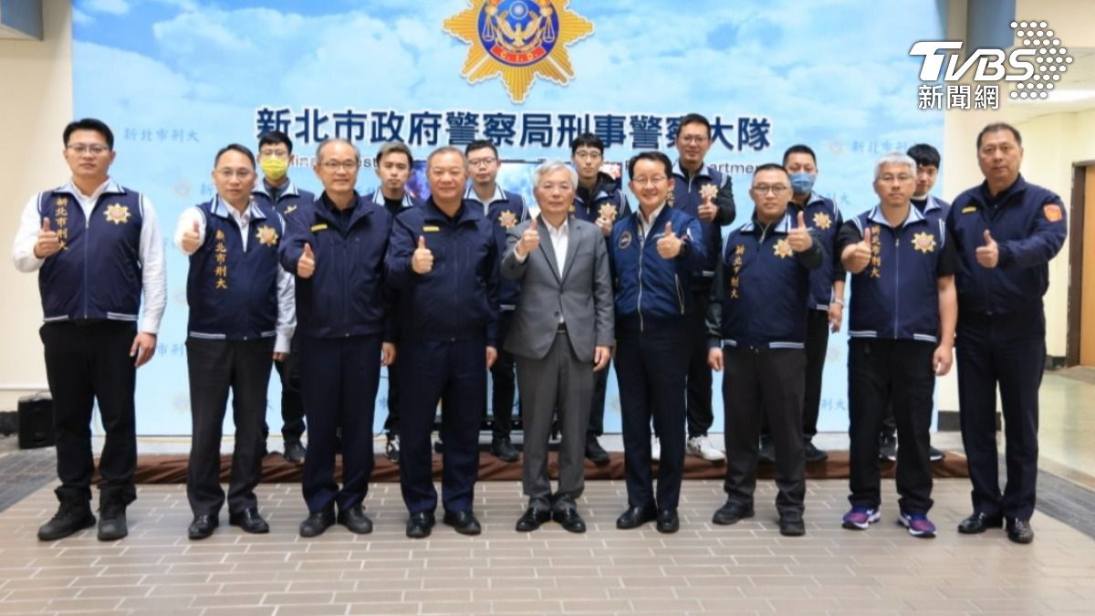 刑警大隊外勤主力與警政署長等人合影留念。（圖／TVBS）
