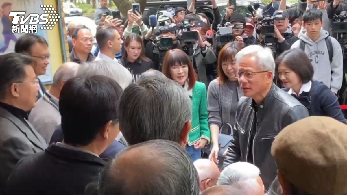 黃仁勳指揮安排大合照站位。（圖／TVBS）