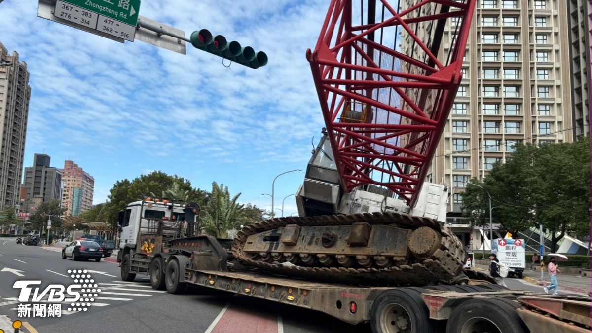 有片/新北聯結車載吊車突「整台滑落」 驚險20秒畫面曝光