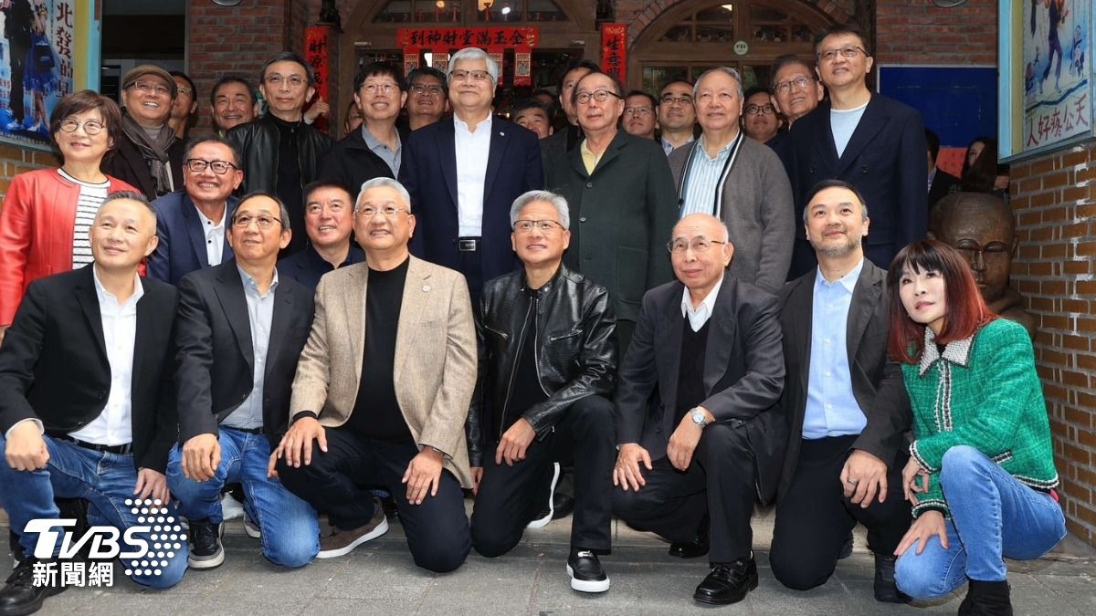 黃仁勳午宴與科技大佬合照。（圖／TVBS）