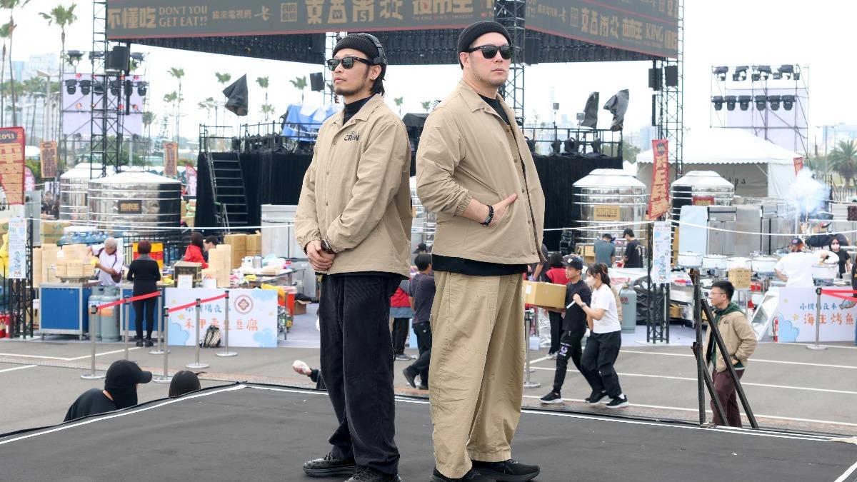 節目導演李伯恩（右）、製作人謝乾乾。（圖／緯來提供）