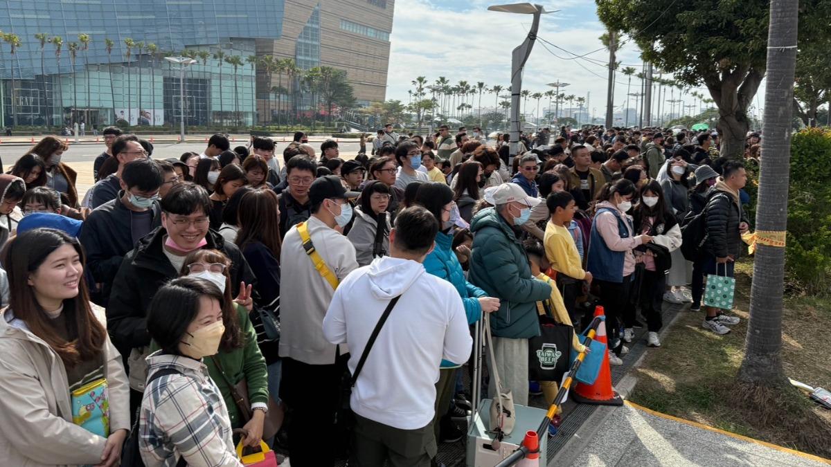 比賽開始前排隊人潮。（圖／緯來提供）