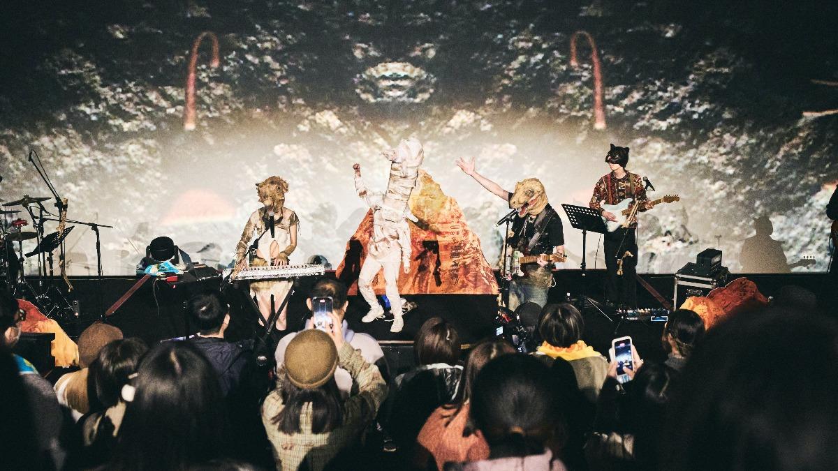 暴龍和三角龍開心高歌，感謝人類讓牠們圓電影夢。（圖／好多音樂提供）