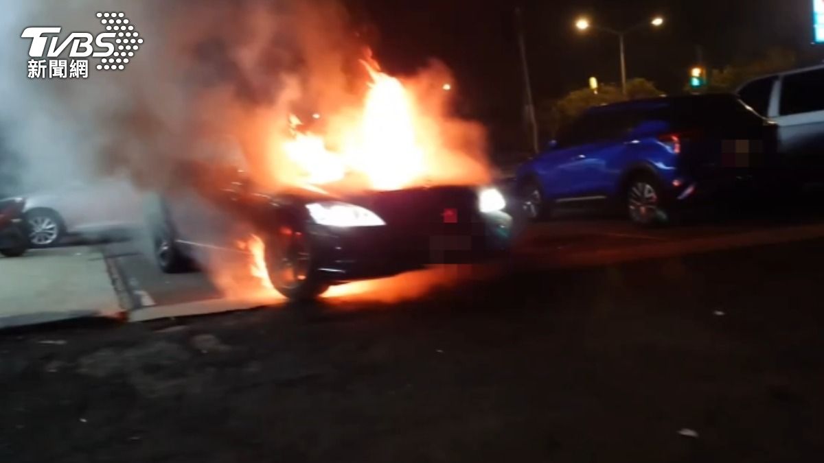 桃園汽車自燃「烈焰狂燒」畫面曝 駕駛還在睡急被叫醒逃命