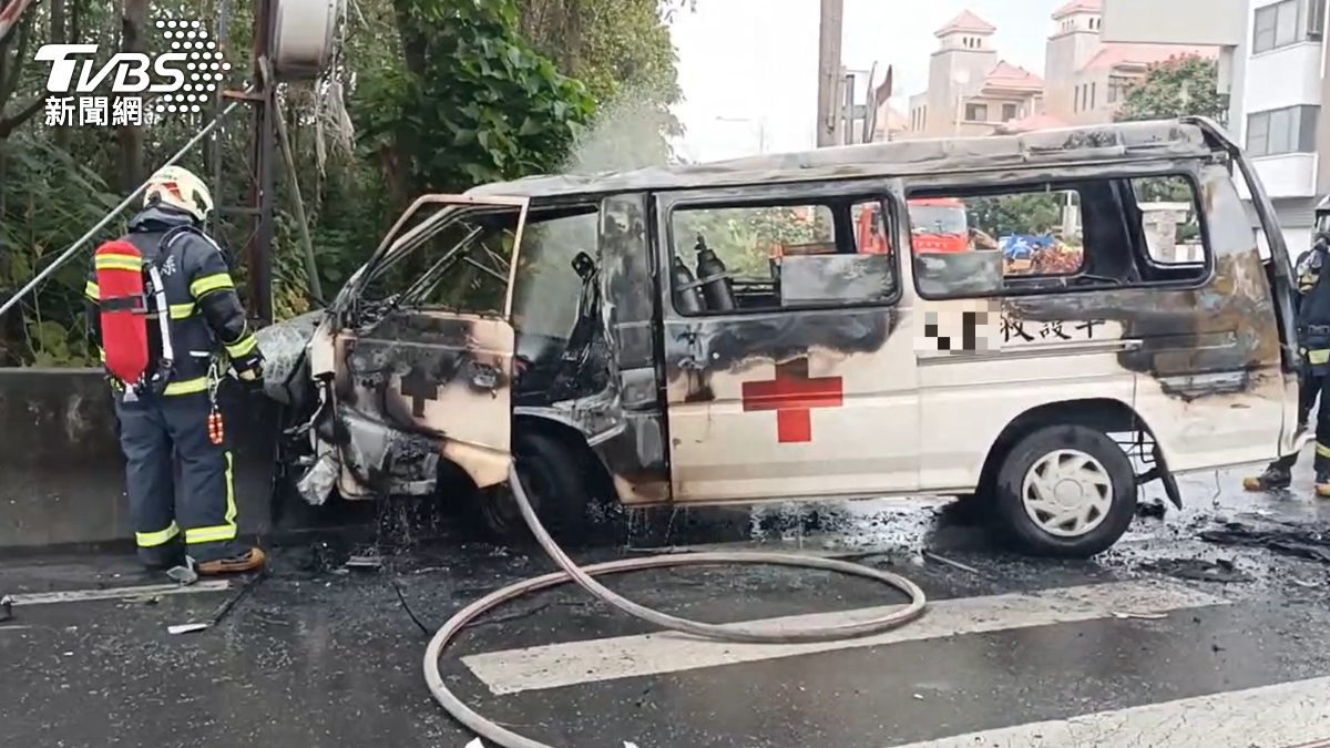 彰化恐怖車禍!機車碰撞救護車燃燒解體 女騎士噴飛死亡