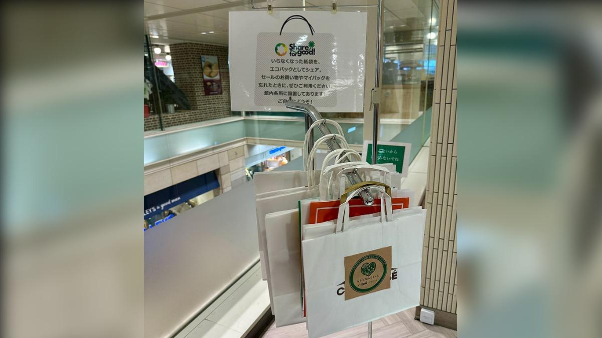不想花錢買袋子!東京百貨驚見「愛心紙袋」放置架 網讚爆