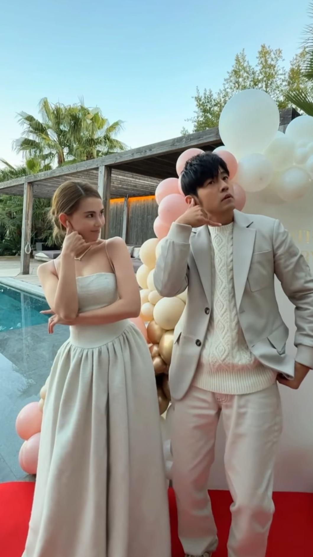 周杰倫和昆凌甜蜜慶祝結婚10週年,更跳起〈Six Degrees〉手勢舞。(圖/翻攝自周杰倫IG)