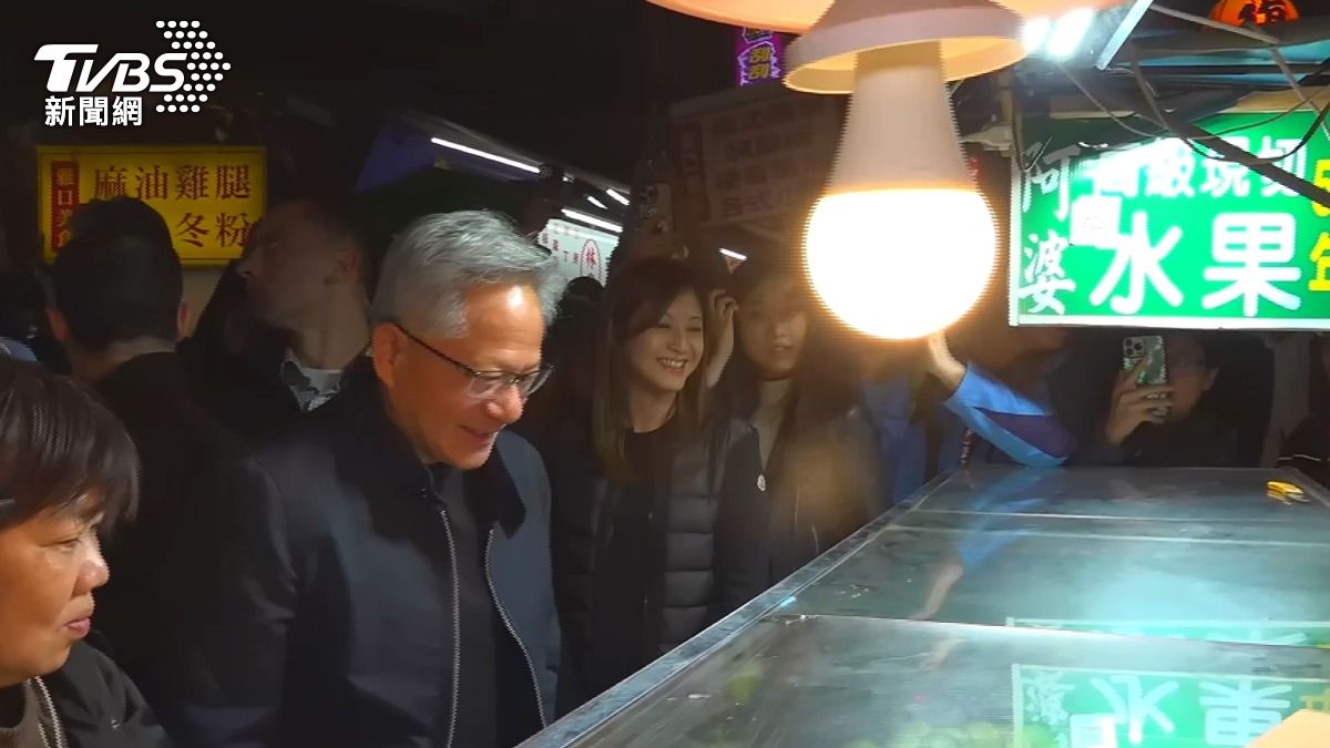 黃仁勳通化夜市必逛愛店!水果阿婆「暖贈7字」 一票讚:台灣精神