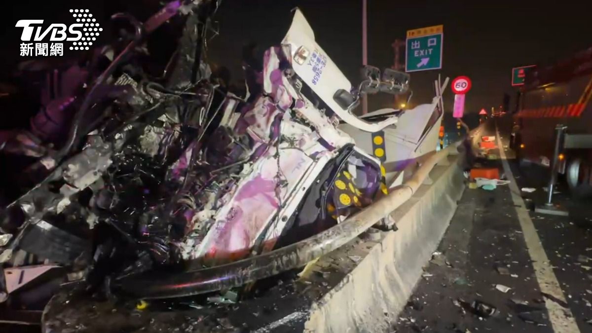 國10蝦皮物流車自撞!百人包裹噴飛 駕駛困「車頭懸空」