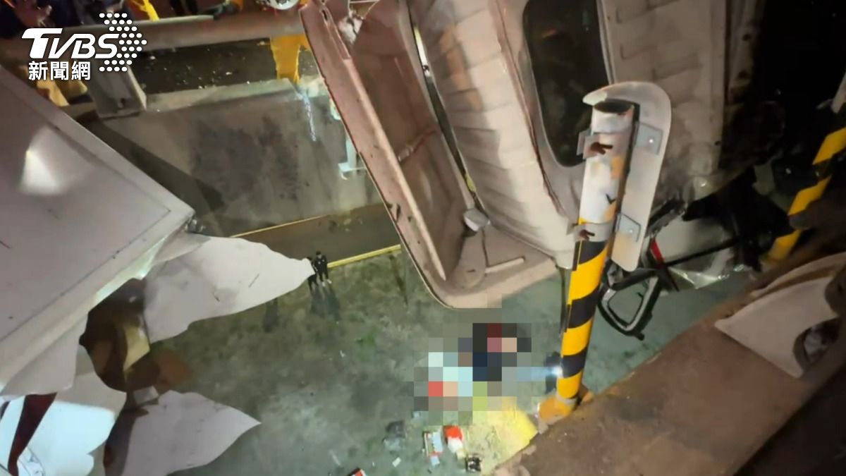 車頭嚴重毀爛。(圖/TVBS)