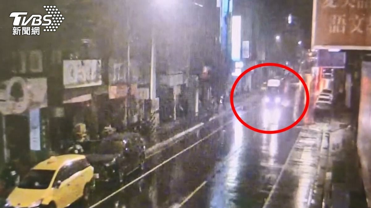小貨車撞上倒地老翁。(圖/TVBS)