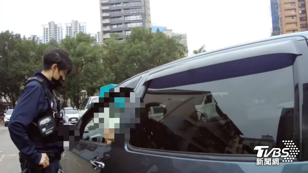 停車場吸到ㄎㄧㄤ?工人昏睡車內 路人以為暈倒急報警