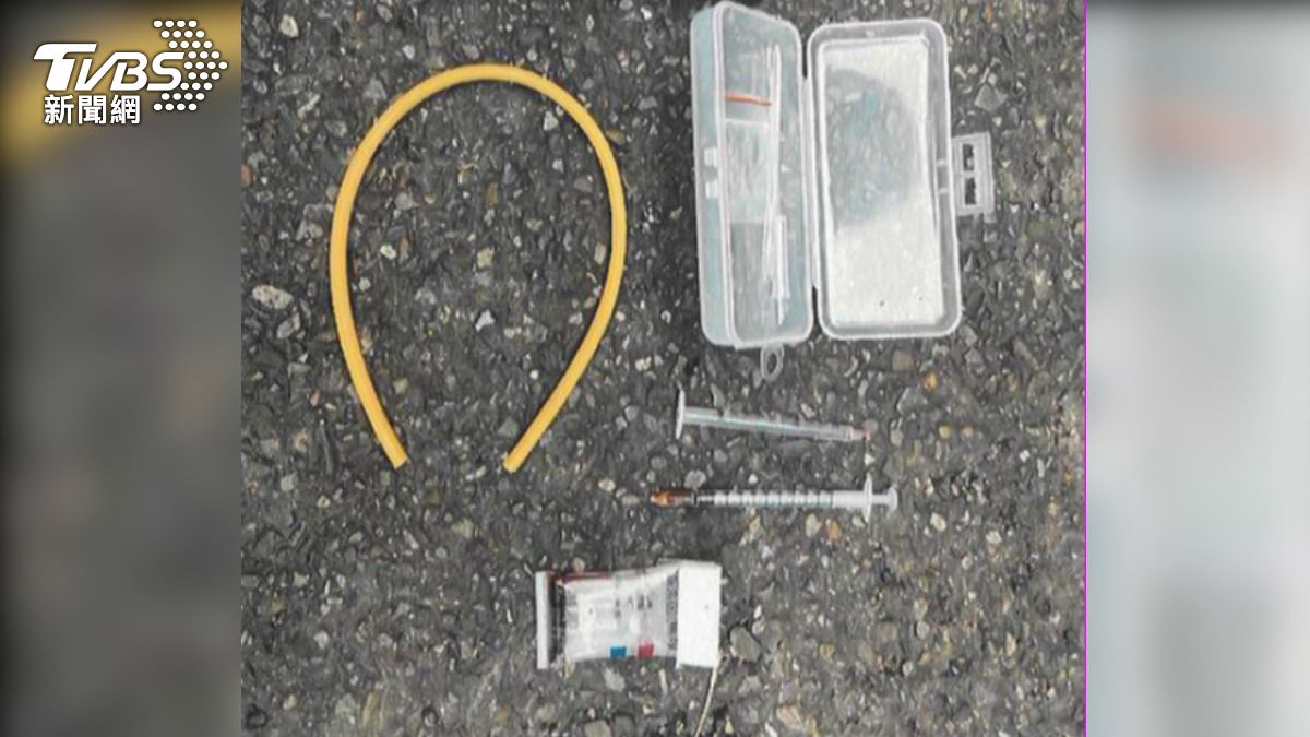 警方發現副駕駛座放有注射針筒、彈性綁帶及殘渣夾鏈袋。(圖/TVBS)