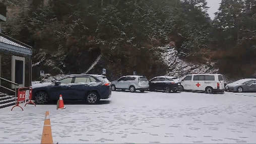 今日5時開始，位於合歡山的松雪樓持續降雪。（圖／林業署南投分署提供提供）