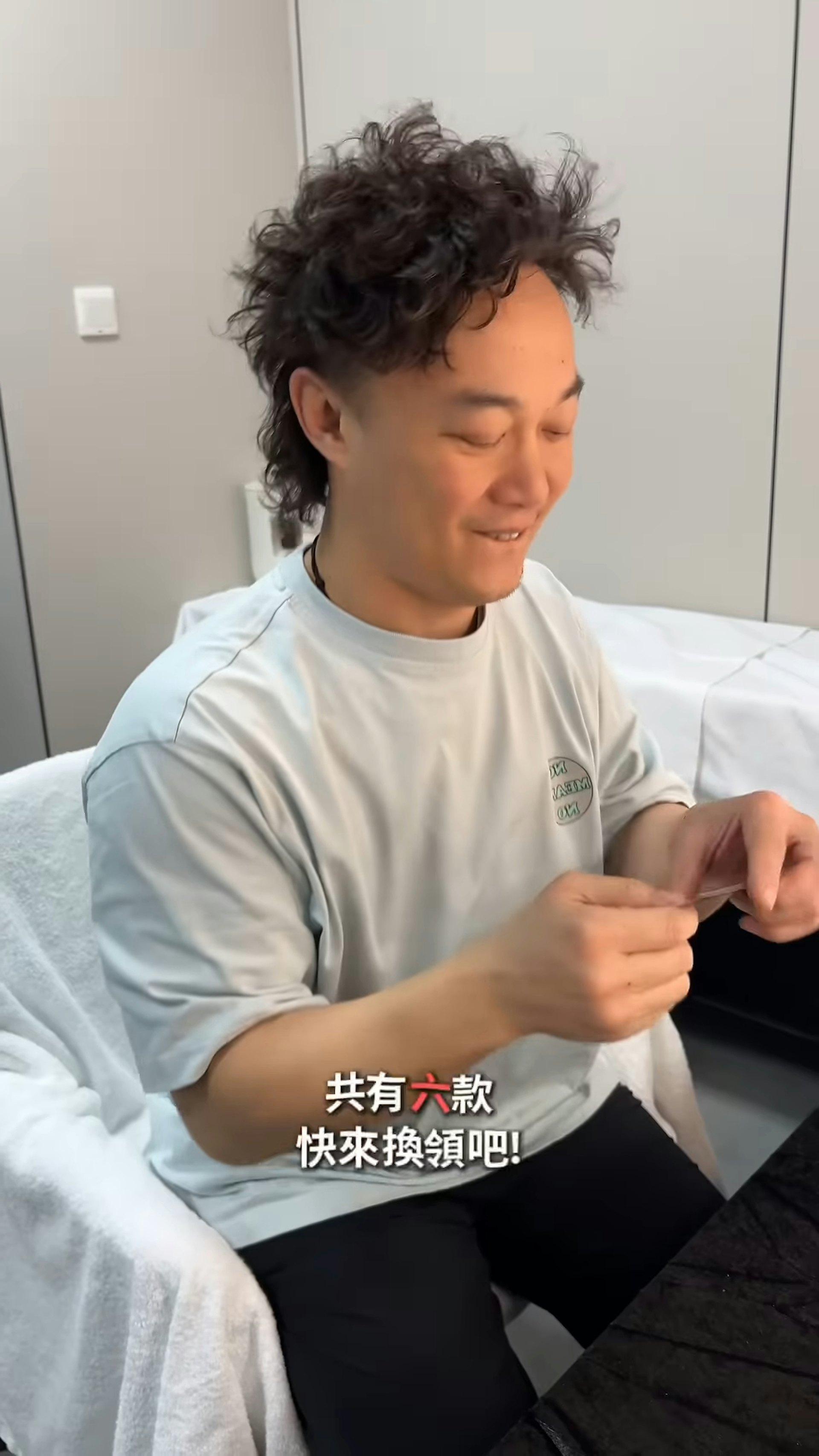 陳奕迅的椅子上鋪著白毛巾，連桌面也全都鋪滿了整齊的白毛巾！（圖／翻攝自網路）