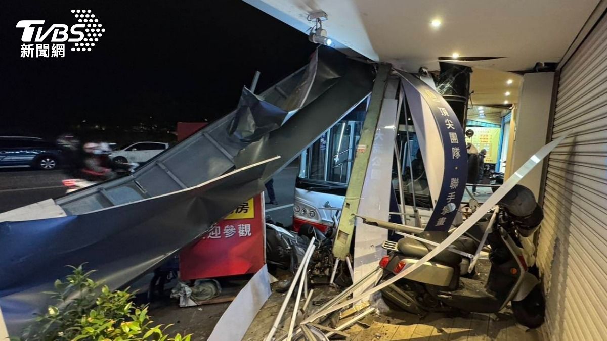 有片/桃園公車「直直衝」!猛撞騎樓釀傷 6機車、招牌毀