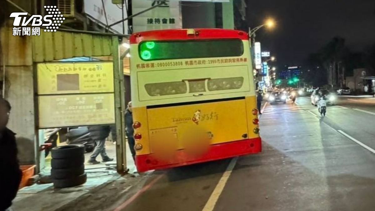 桃園市八德區發生一起公車車禍。(圖/TVBS)