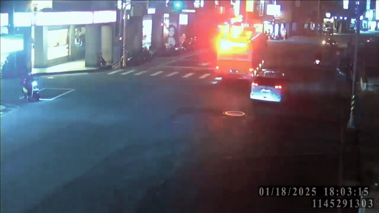桃園市八德區發生一起公車車禍。(圖/TVBS)
