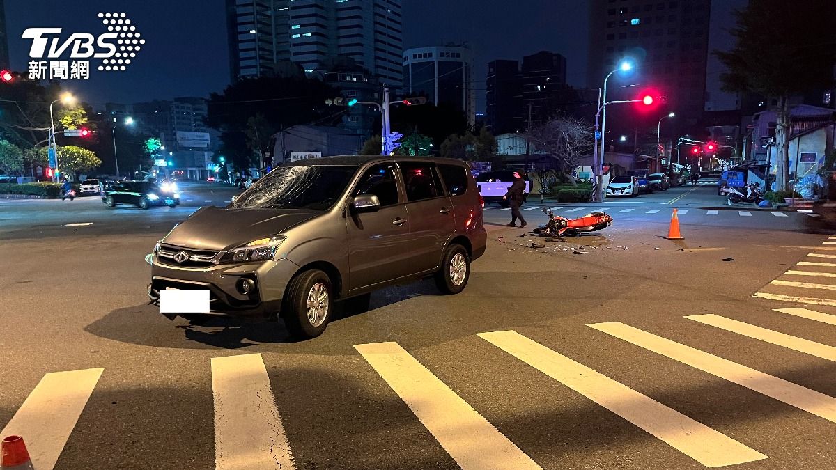 謝男毫無反應時間,檔車煞車不及撞上轎車右車身。(圖/TVBS)