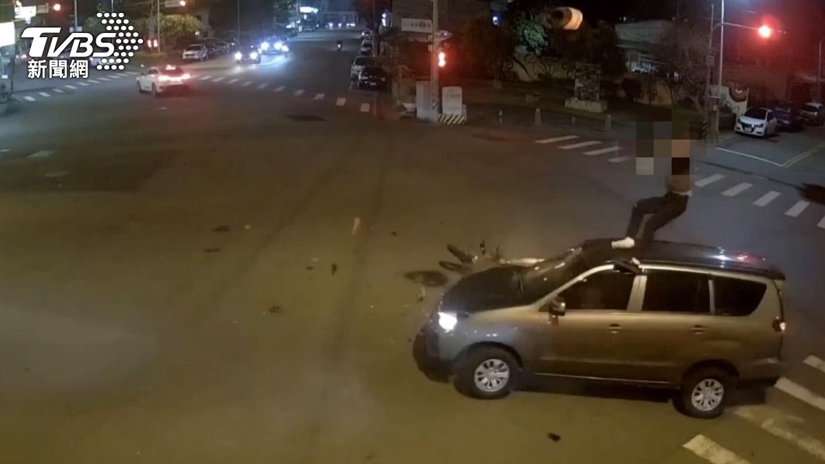 有片/路口搶快出事!台中檔車男遭左轉車撞 空中轉兩圈墜地