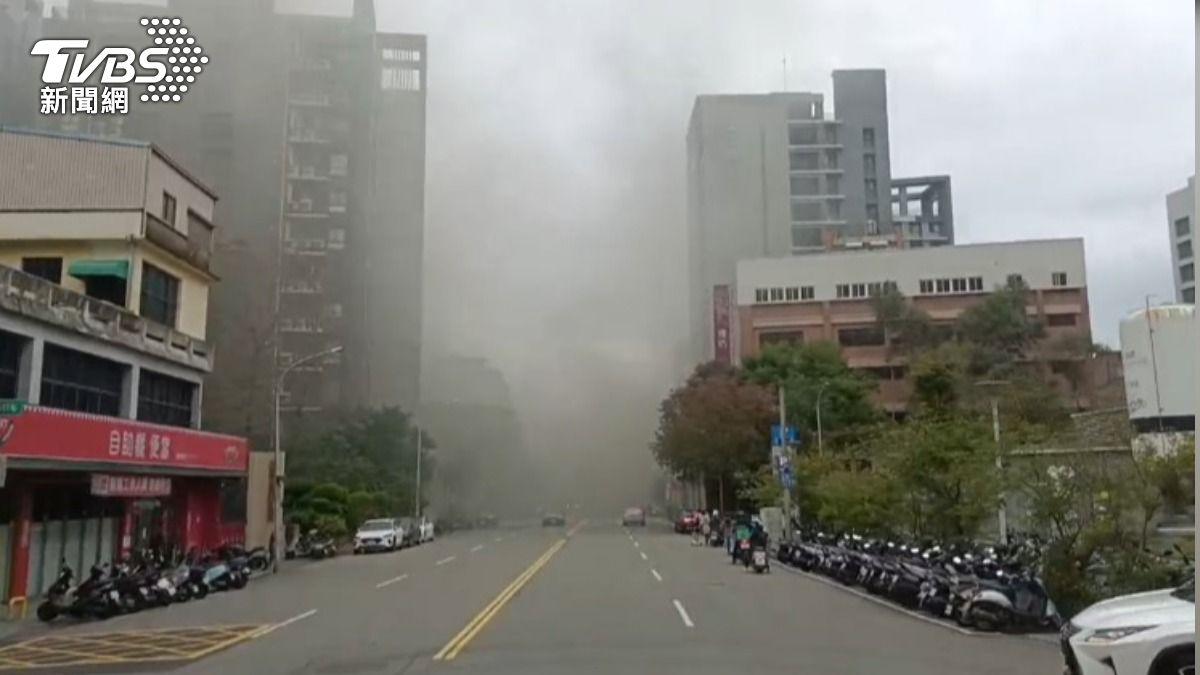 快訊/新竹東區火災!「黑色濃煙」席捲道路 恐怖畫面曝