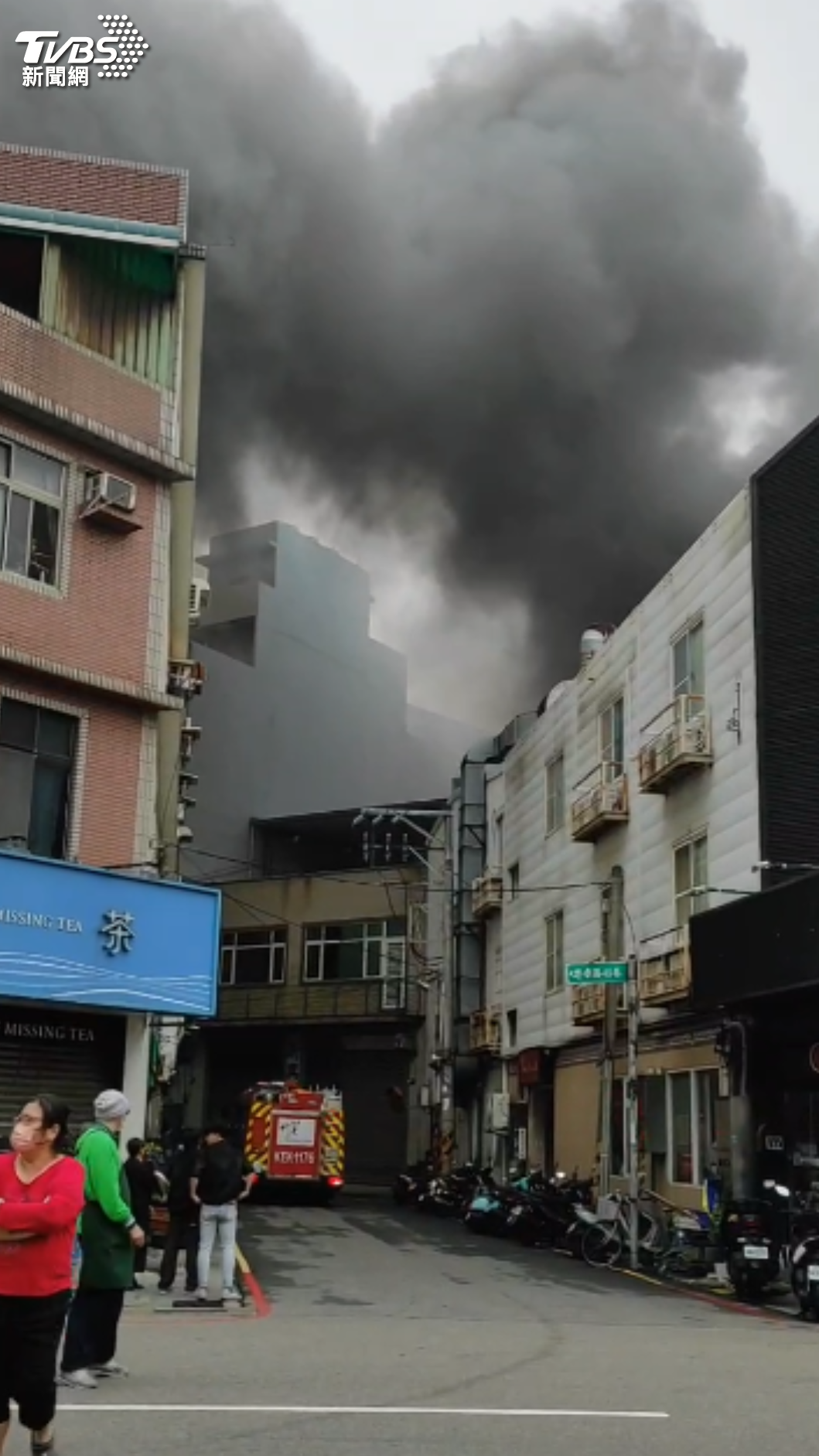 新竹東區巷內的鐵皮屋發生火警。(圖/TVBS)