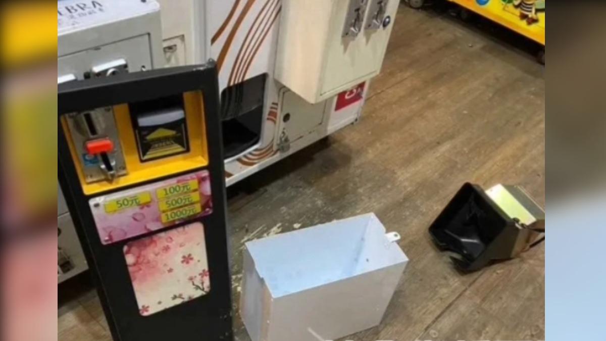 店家娃娃機台與兌幣機遭竊賊破壞,造成5萬9千元損失。(圖/翻攝自社會事影音新聞)