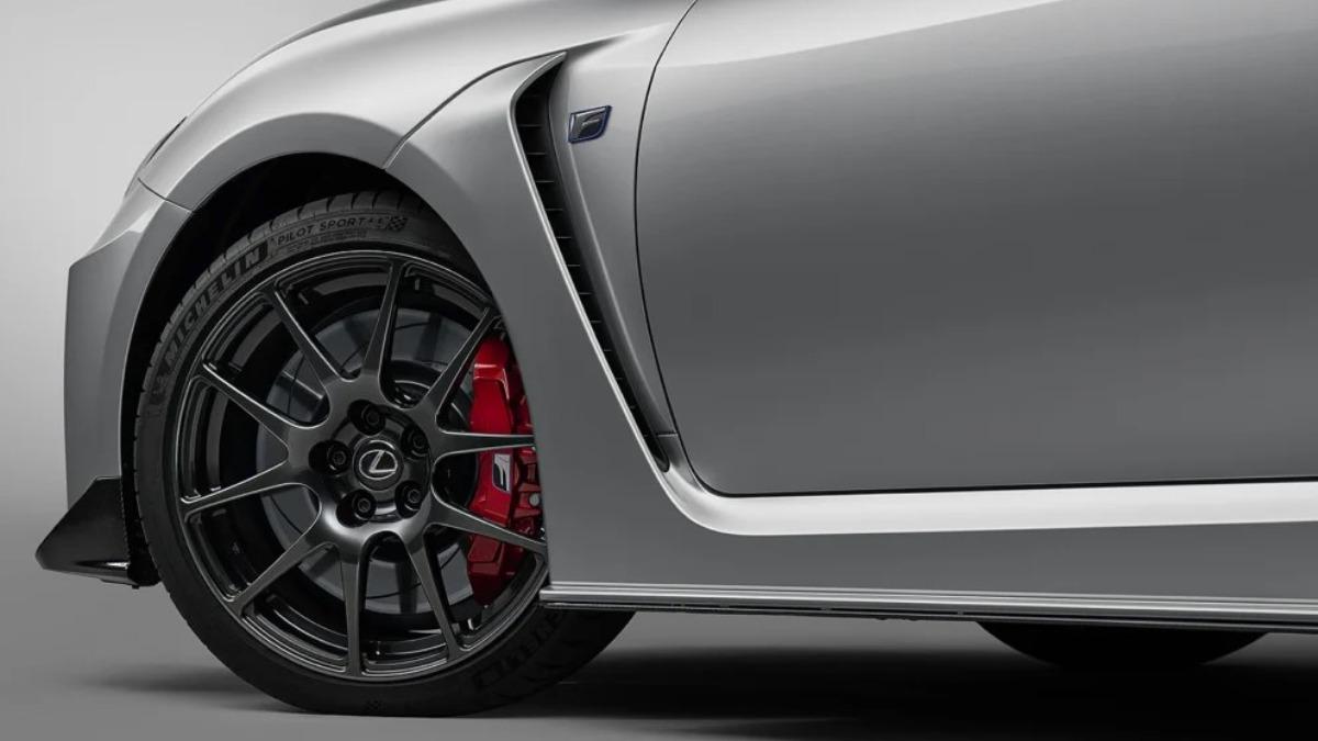 RC F Final Edition標配BBS超輕量19吋鍛造輪圈。（圖／Lexus提供）