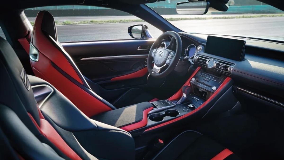 RC F Final Edition車內採用熱血的紅、黑雙色組合。（圖／Lexus提供）