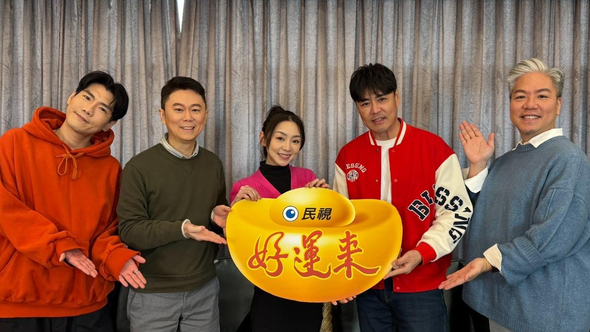 賴芊合(中)如願跟劉至翰(右二)拍感情戲。(圖/民視提供)