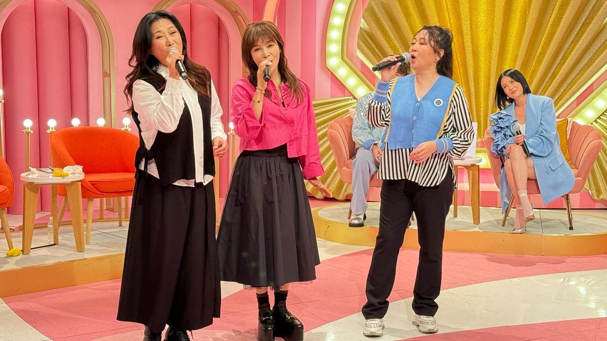 王瑞霞、蔡秋鳳、張秀卿合唱歌曲。(圖/三立提供)
