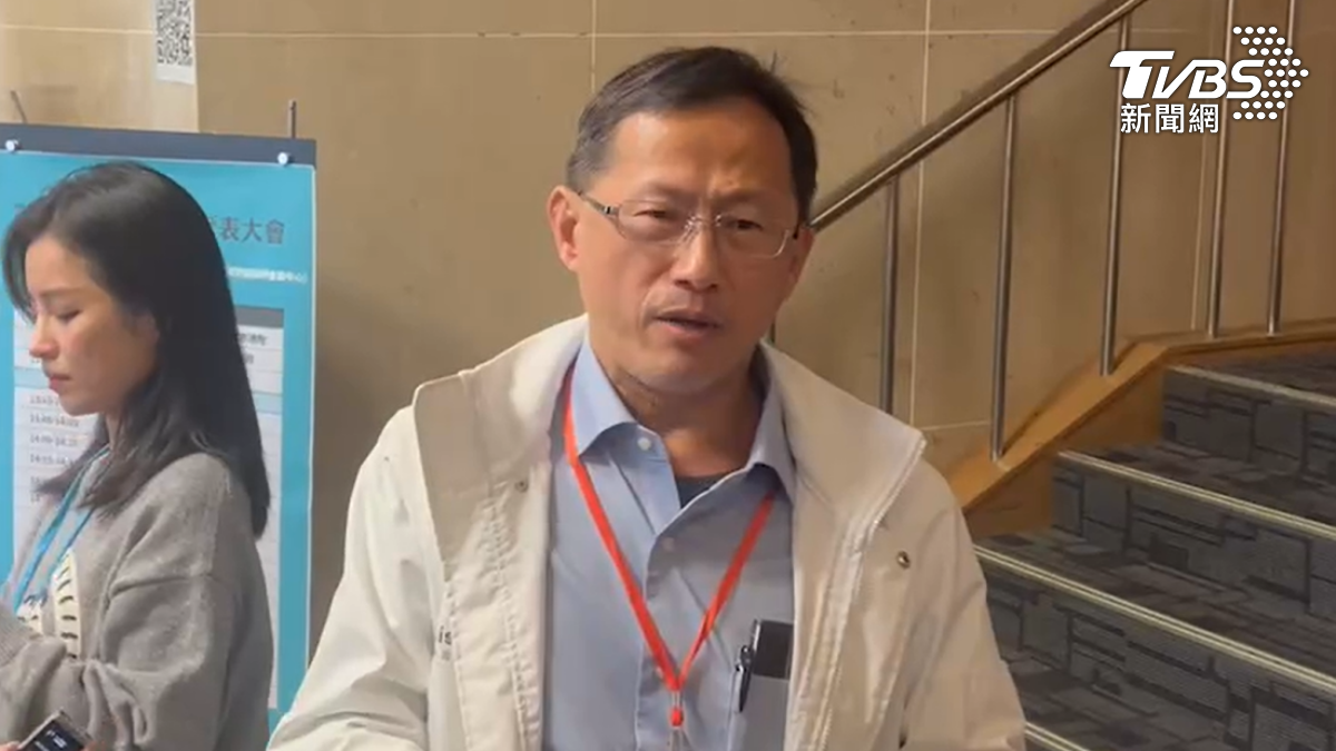 馮啟彥稍早轉述會議內情形，黨代表可以隨意選擇票匭。（圖/華子琛攝）