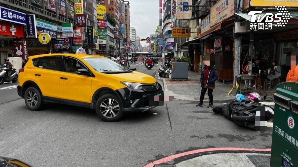 有片/三重計程車運將「迴轉未禮讓」 母子遭撞送醫