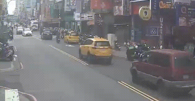 撞擊瞬間曝光。(圖/TVBS)