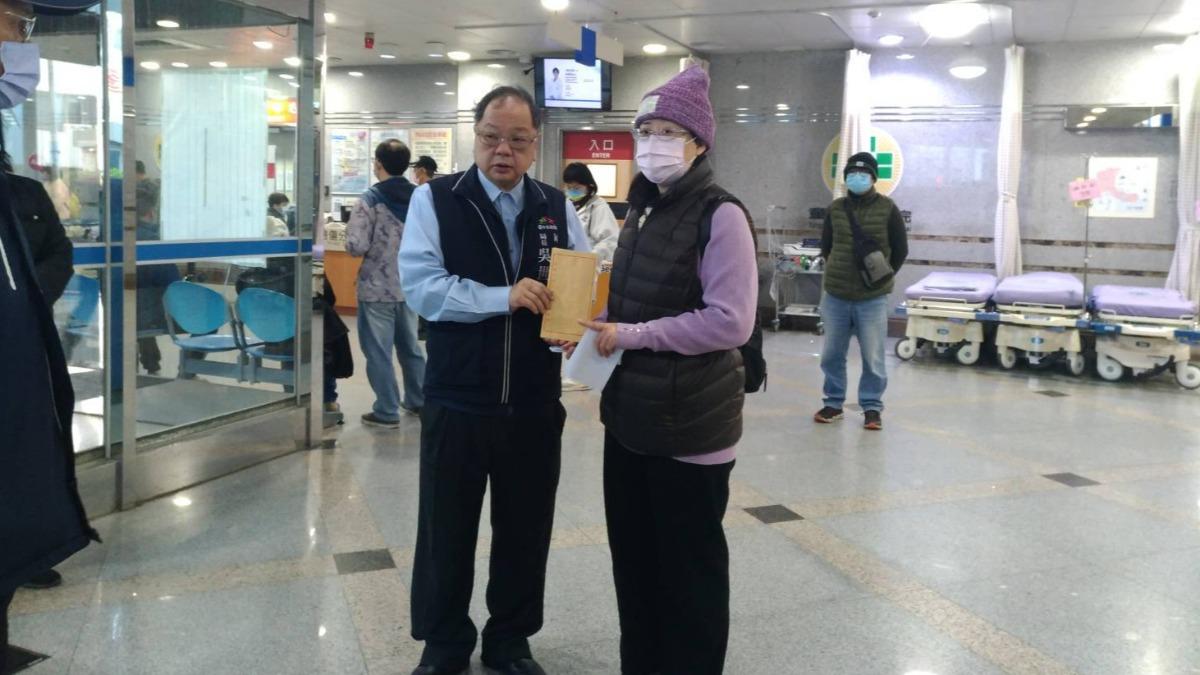 民政局長吳世瑋前往醫院慰問。(圖/台中市政府提供)