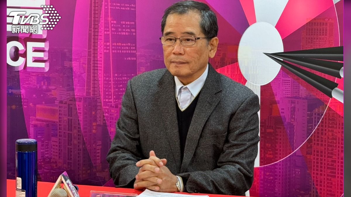 得勝者文教國文科老師林明進分析114學測國寫考題。(圖/謝佩穎攝)