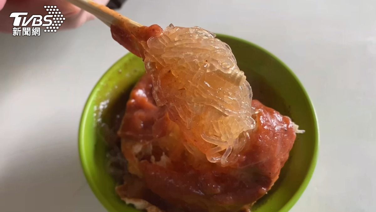 阿給是淡水知名必吃美食。(圖/TVBS)