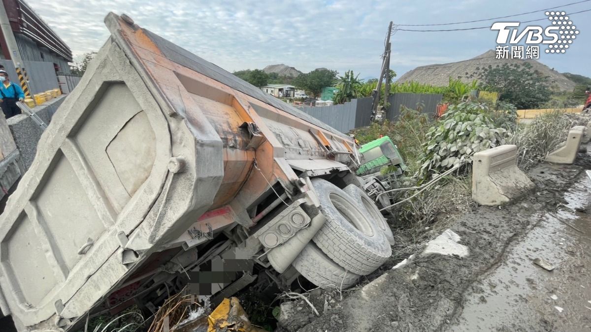 屏東2曳引車相撞 駕駛「連人帶車」摔落堤防亡