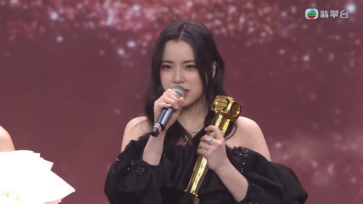 姚焯菲《這個家》奪下最佳電視歌曲。(圖/翻攝自TVB翡翠台)