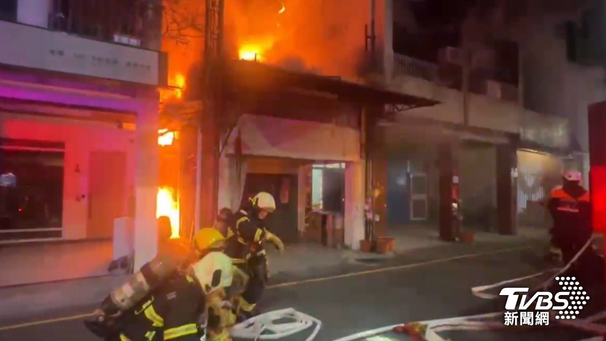 高雄鐵皮屋陷火海「爆炸聲不斷」波及鄰棟透天厝　8人急逃