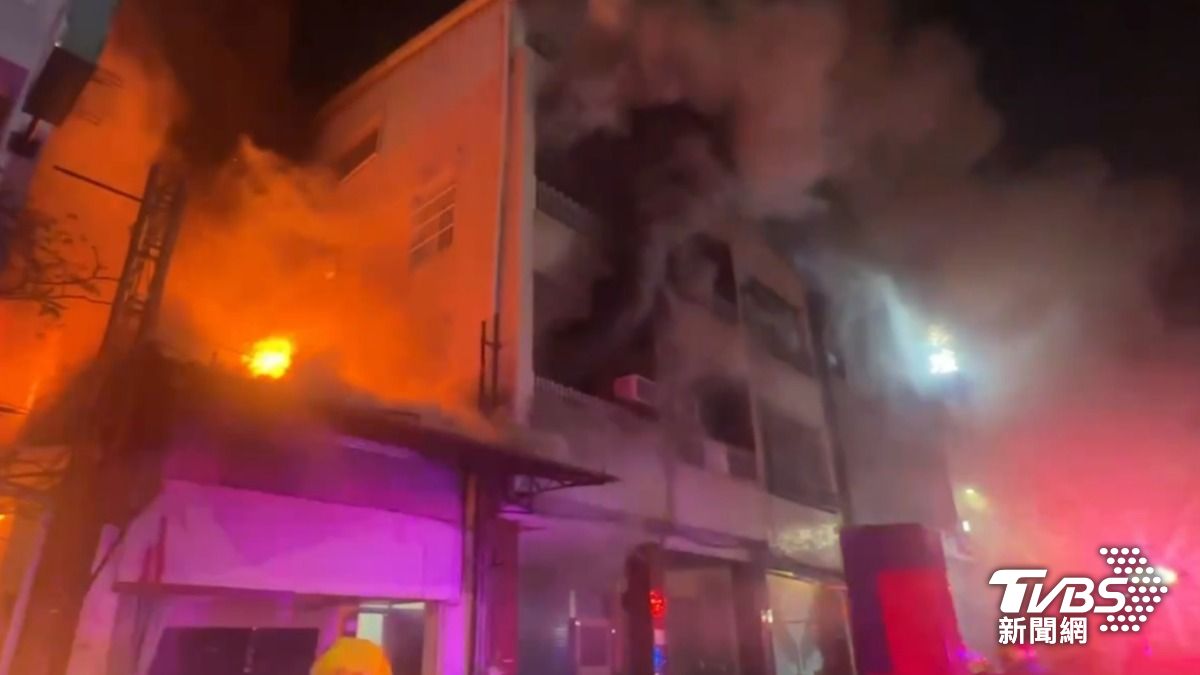 遭延燒影響的其餘兩棟透天民宅住戶共8人全都逃生。(圖/TVBS)