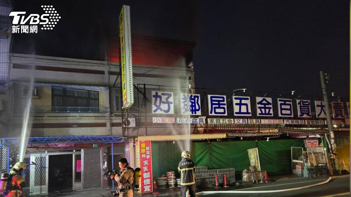 隔壁就是五金百貨,消防以水牆進行阻隔。(圖/TVBS)