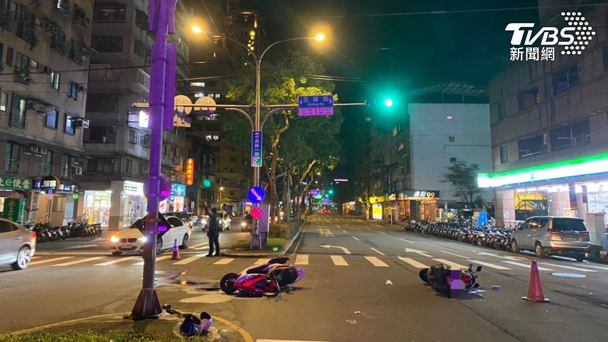 有片／新店2機車對撞！騎士左耳出血、中指「斷裂分離」