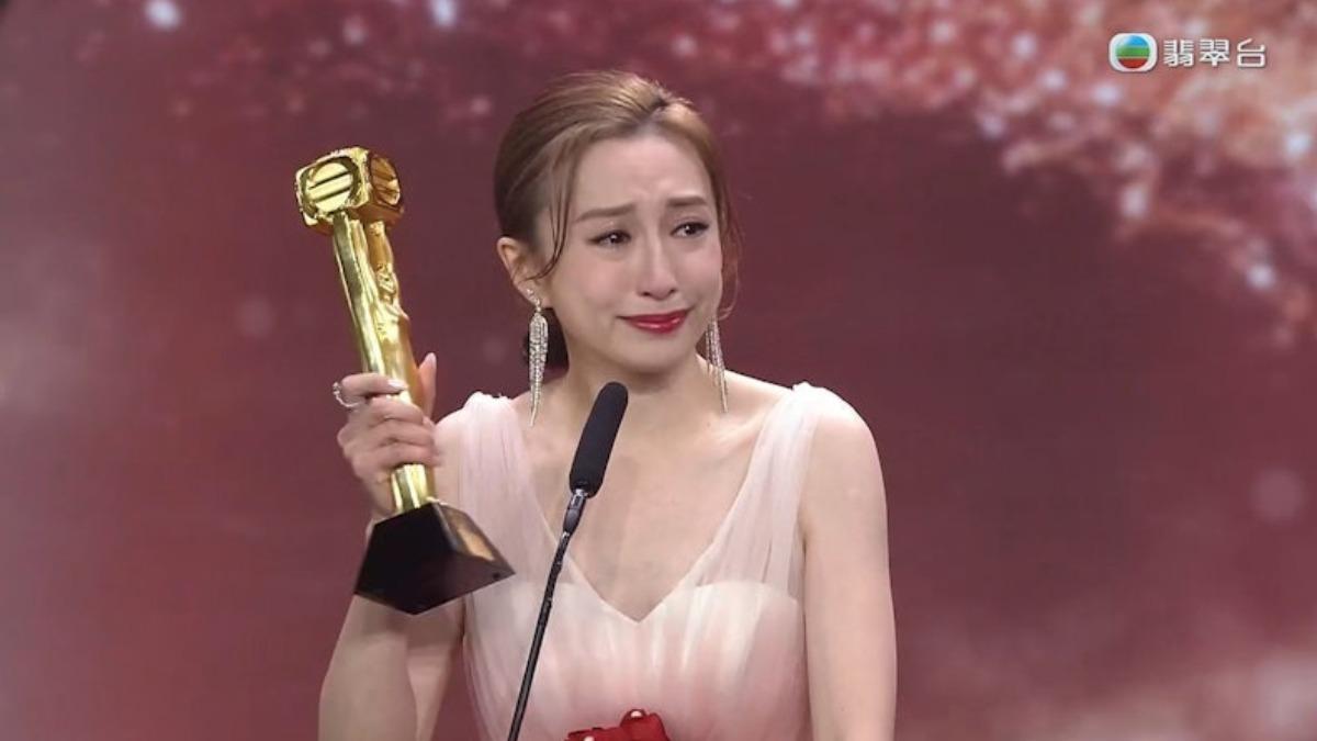 龔嘉欣奪下《萬千星輝頒獎典禮2024》影后大獎。(圖/翻攝自TVB臉書)
